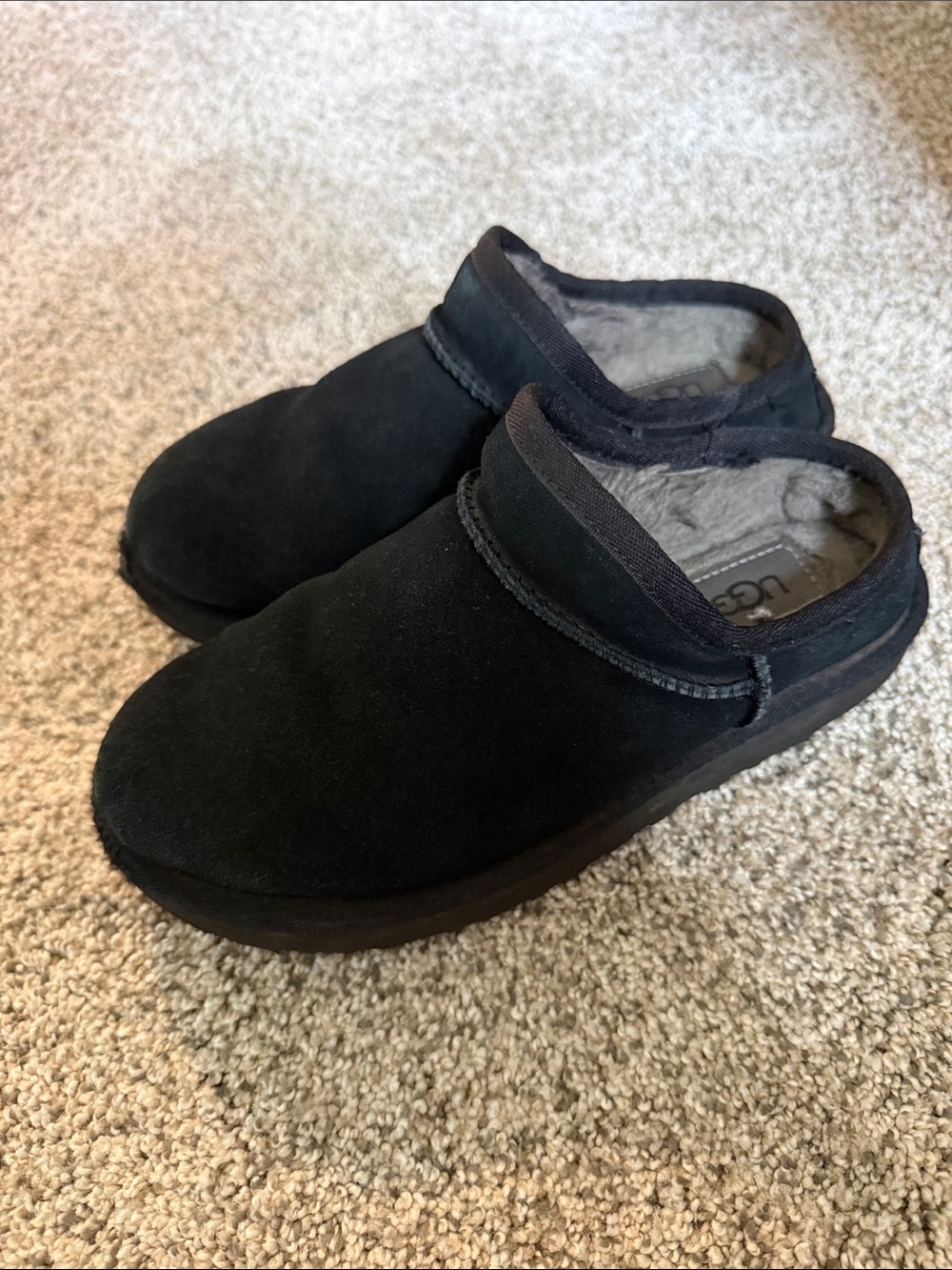 Gently used black Ugg slippers sz 5